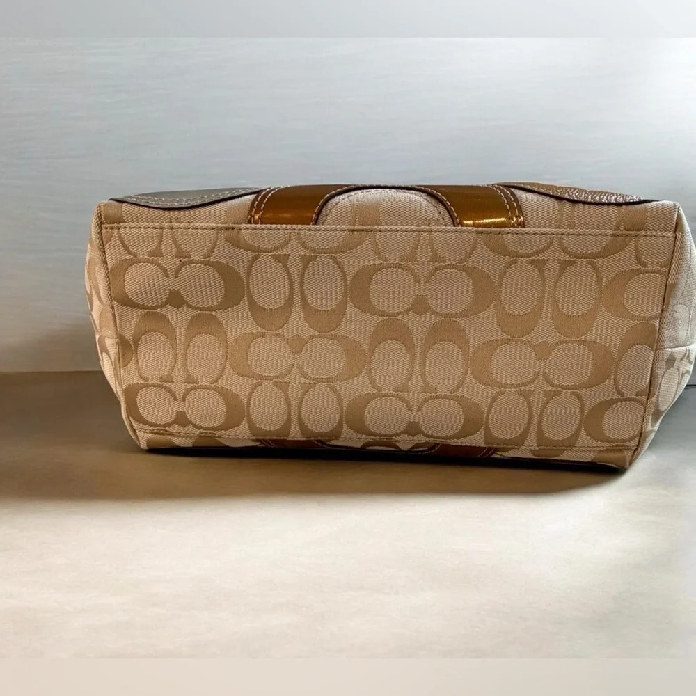 Coach Signature Circle Appliqué Tote in Tan, Metallic Gold & Silver - Picture 4 of 9